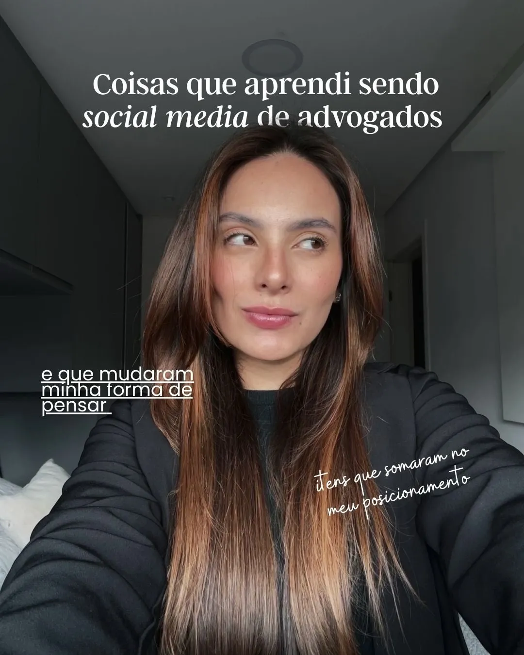 Leticia Gabriela em um autorretrato com o texto: coisas que aprendi sendo social media de advogados.
