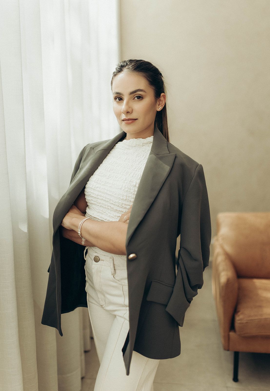 Leticia Gabriela Inacio, fundadora da Ordem Digital, em retrato de pé ao lado de uma janela.